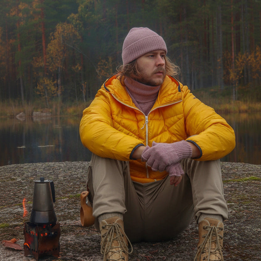 alpakanvilla_pulu_kynsikas_miehellä_taustalla_metsälampi
