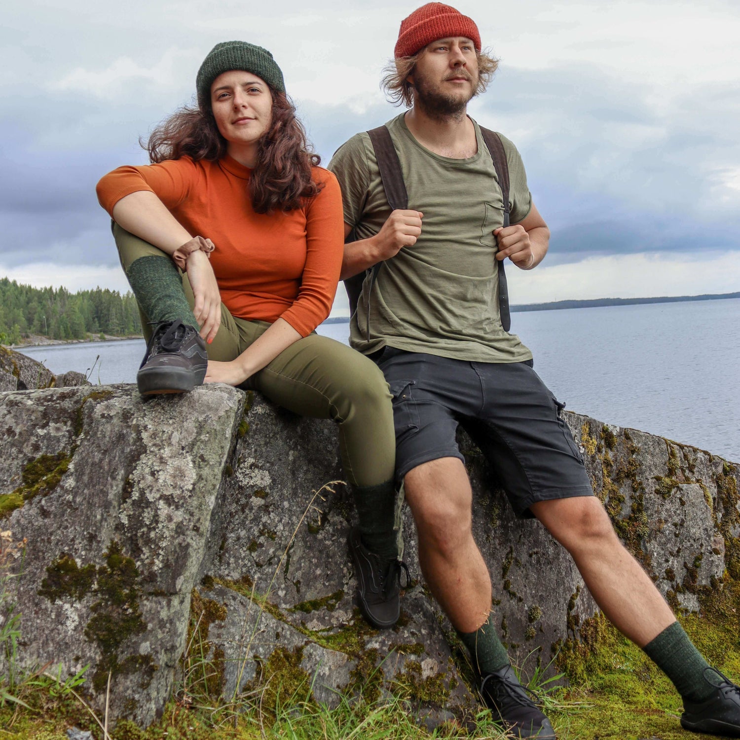 helle_alpakanvilla_vaellussukka_metsanvihrea_mies_ja_nainen_kalliolla