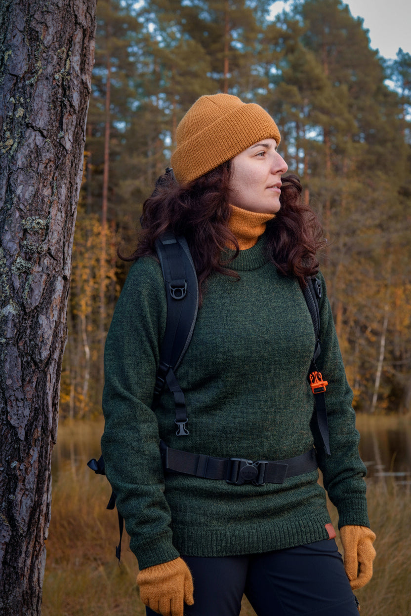 mehta_alpakanvilla_kauluri_naisella_taustalla_metsä