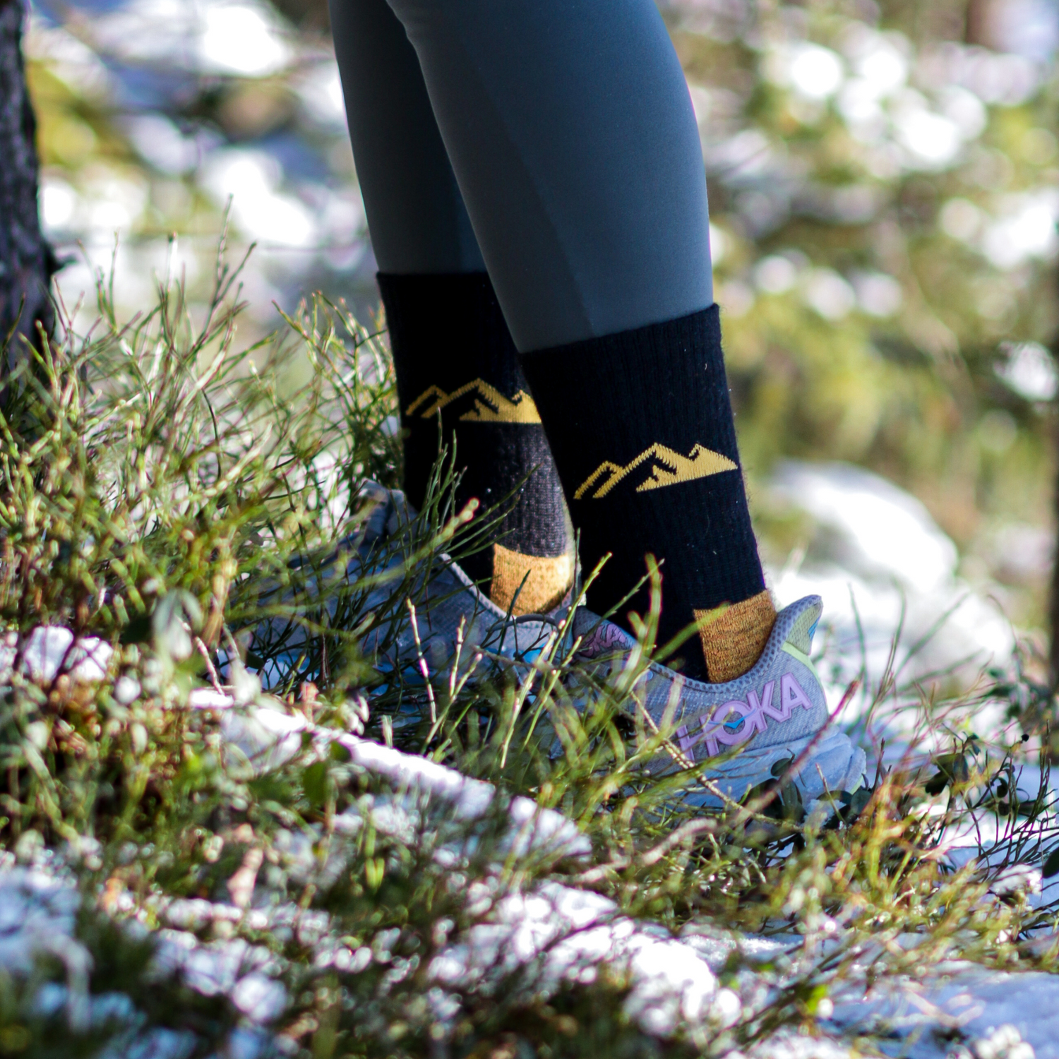 polku_alpakanvilla_vaellussukka_musta_keltainen_ulkona_talvi_lenkkarissa