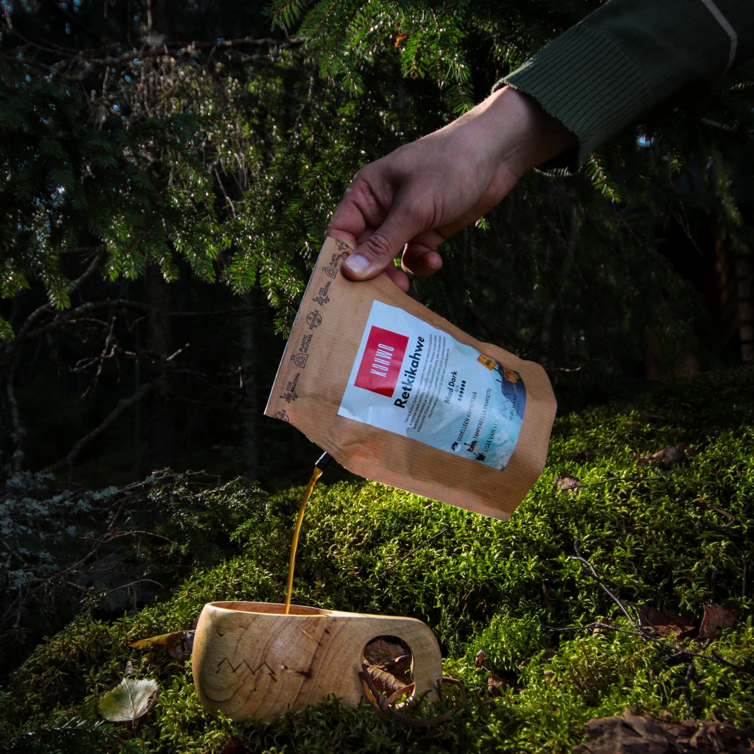 retkikahvi_tumma_paahto_kahwe_wolmark_taustalla_metsä