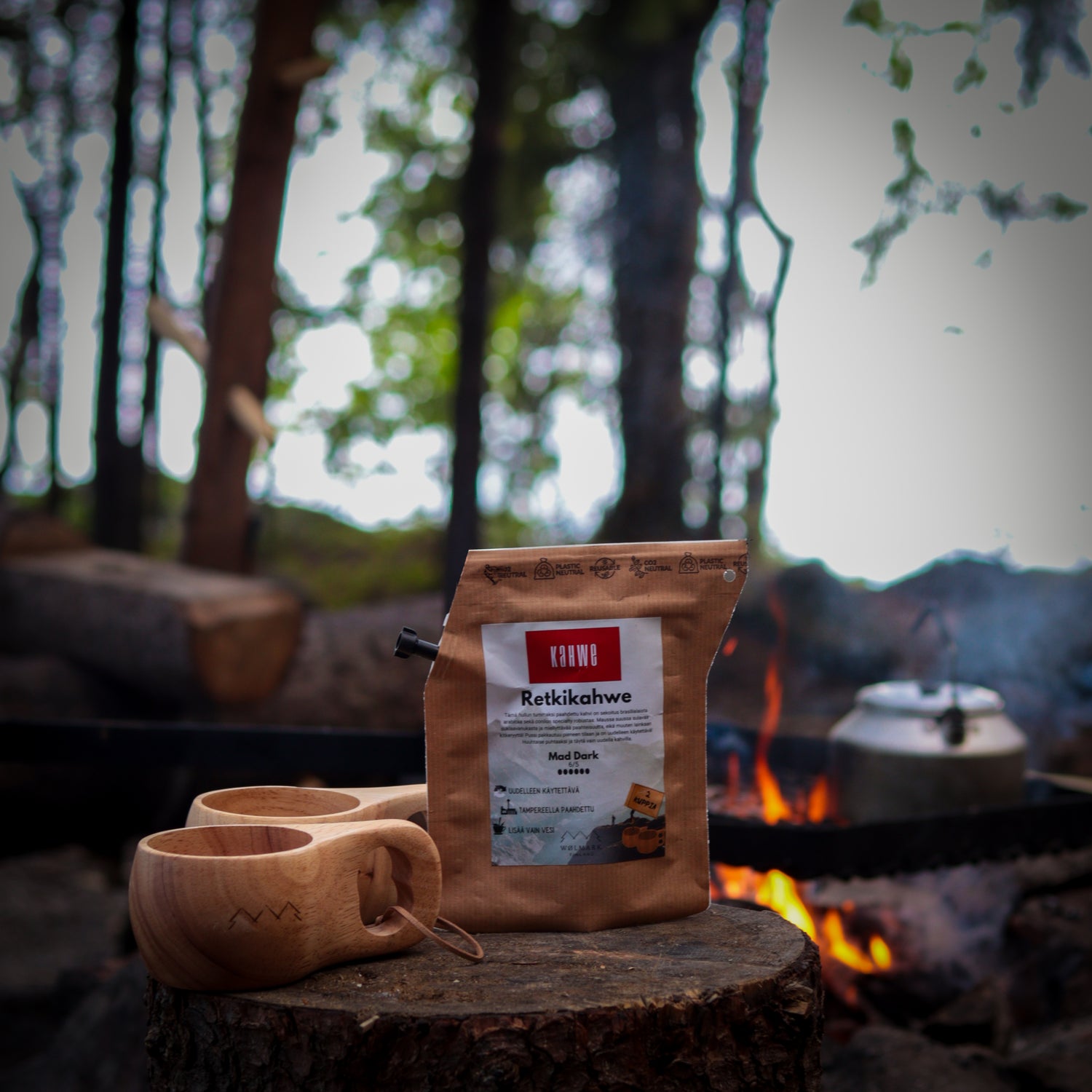 retkikahvi_tumma_paahto_kahwe_wolmark_nuotio_taustalla