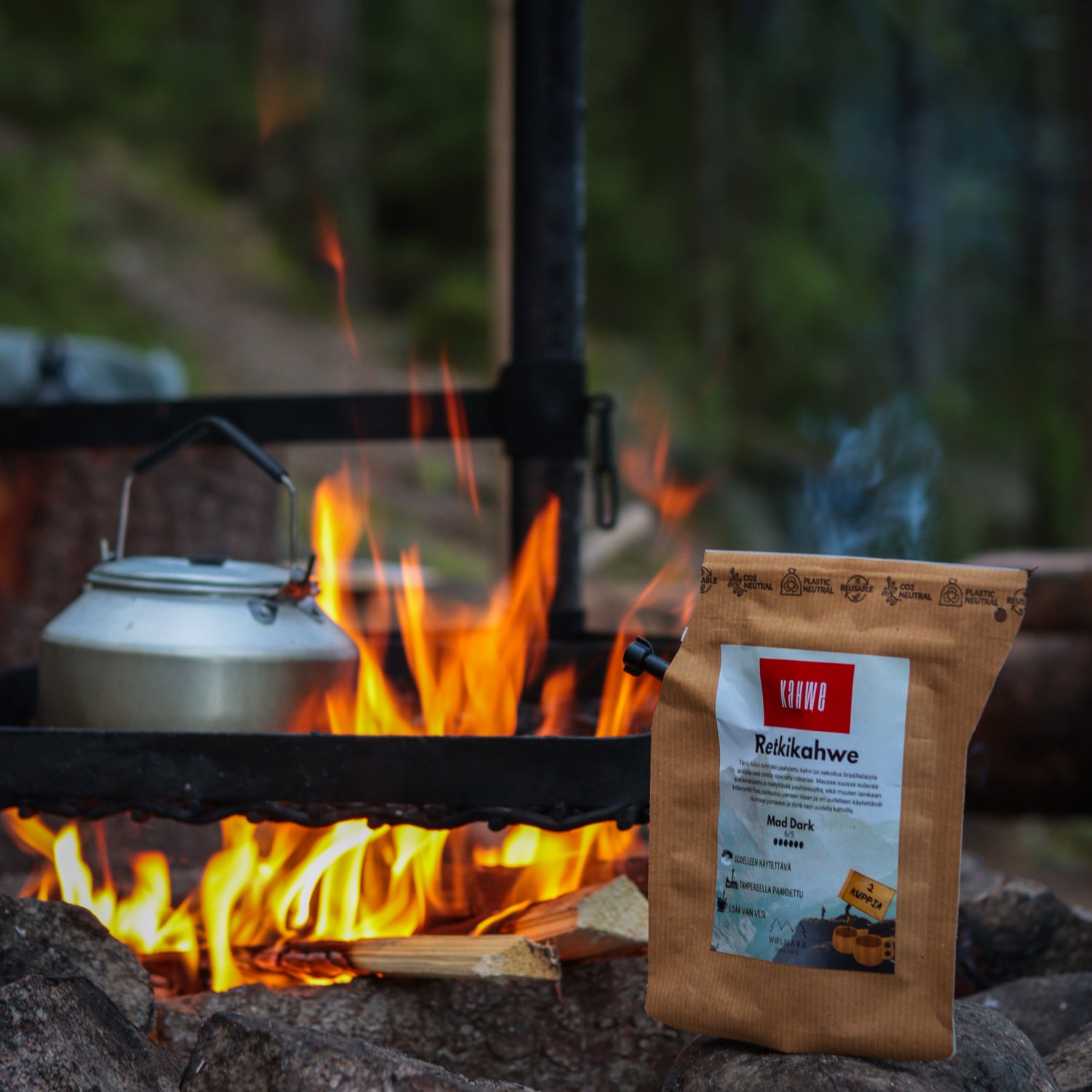 retkikahvi_tumma_paahto_kahwe_wolmark_nuotion_vieressä