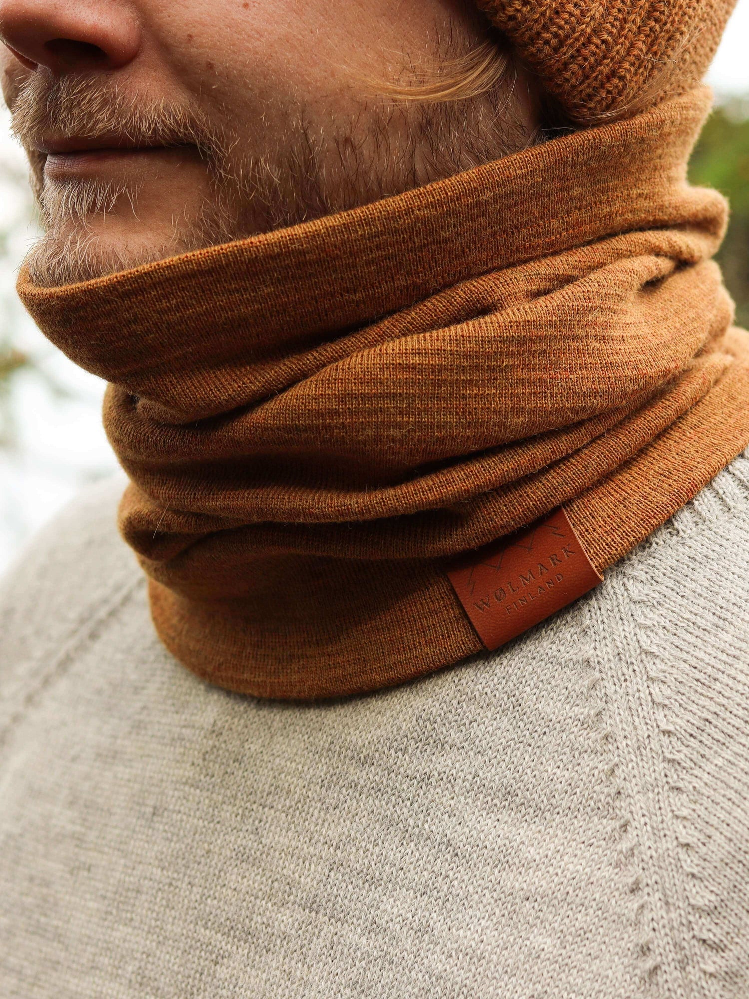 Mätäs alpakan villa keltainen tuubihuivi miehellä