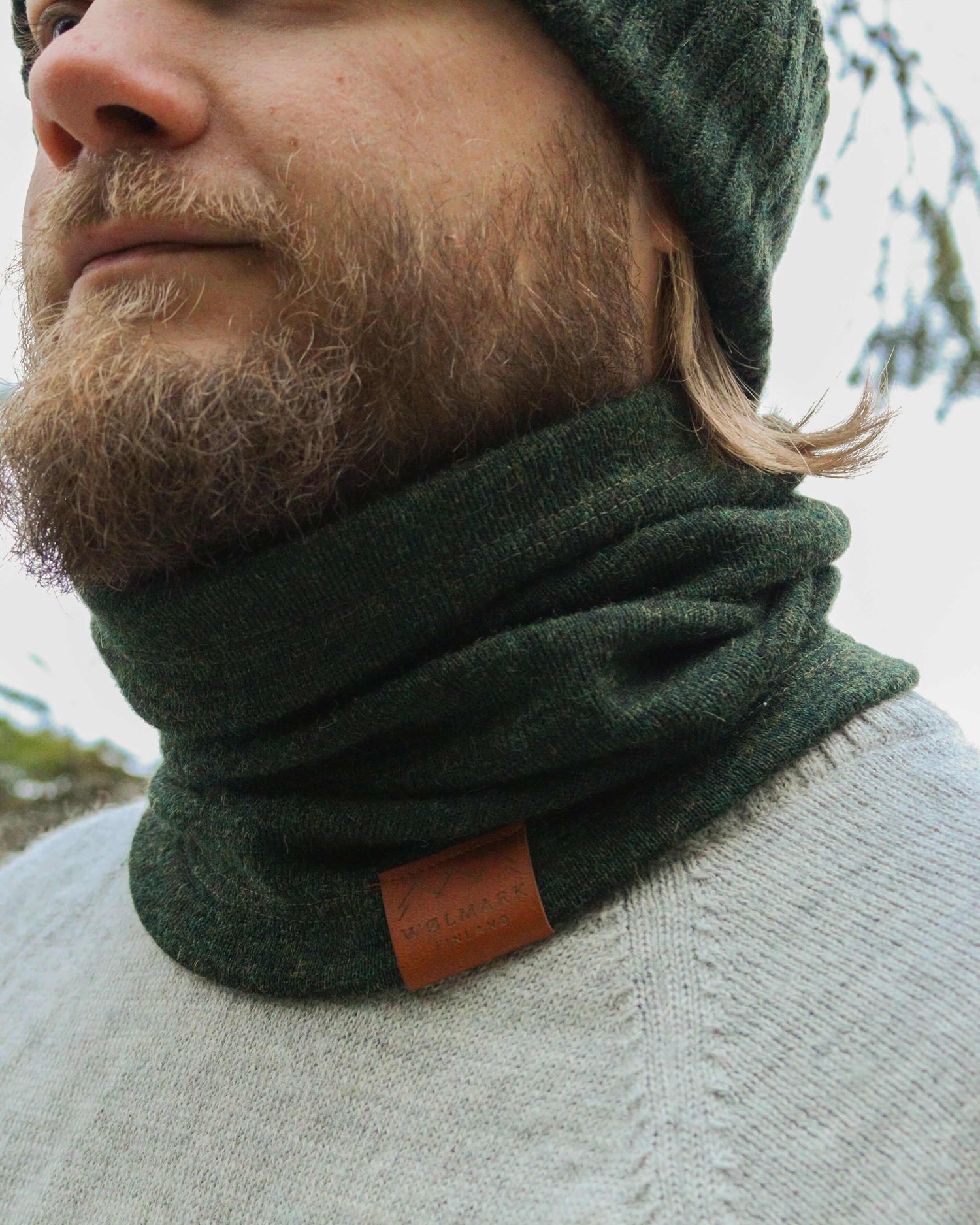 matas_alpakanvilla_tuubihuivi_metsänvihreä_miehellä