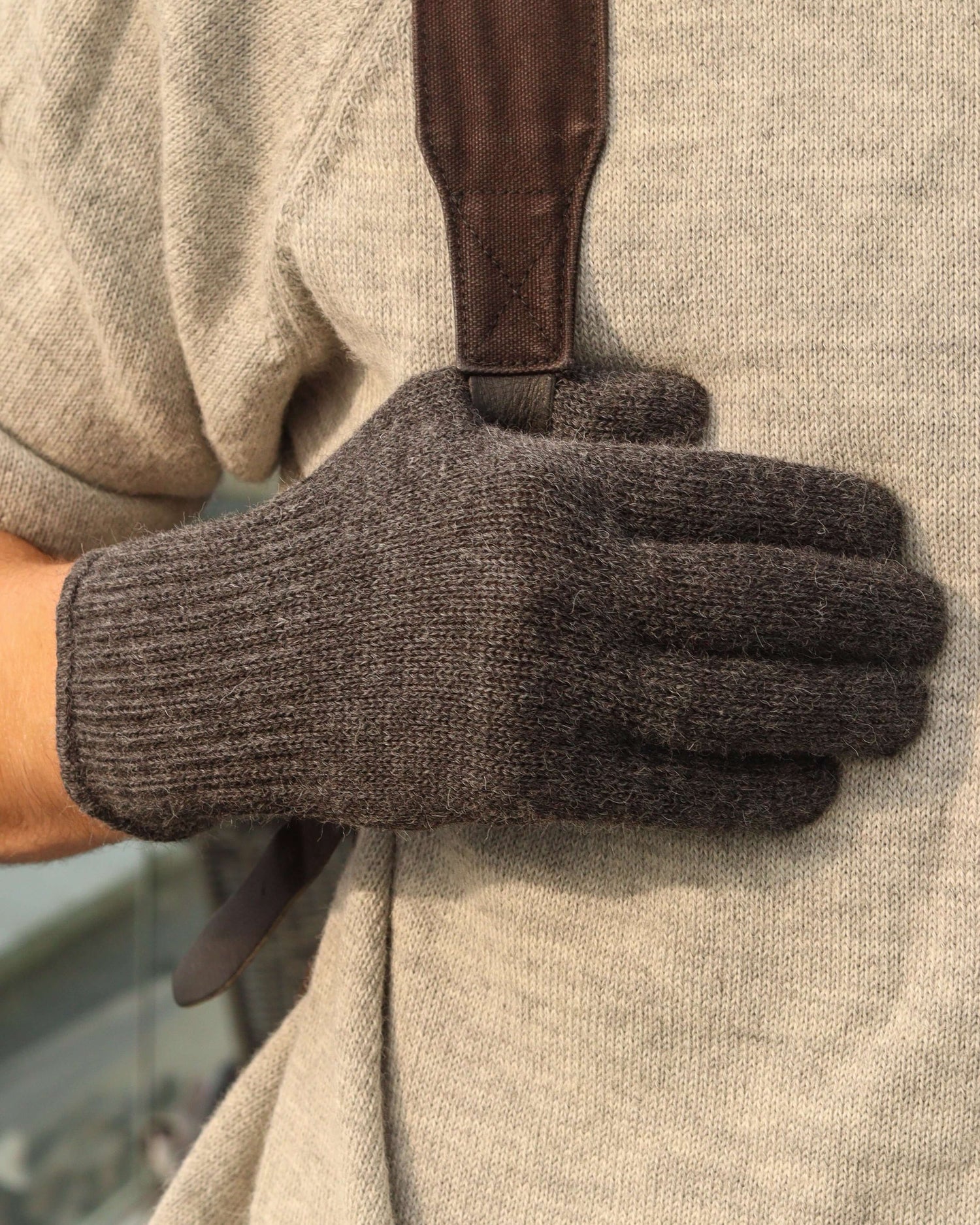 taival_alpakanvilla_sormikas_grafiitti_tuotekuva