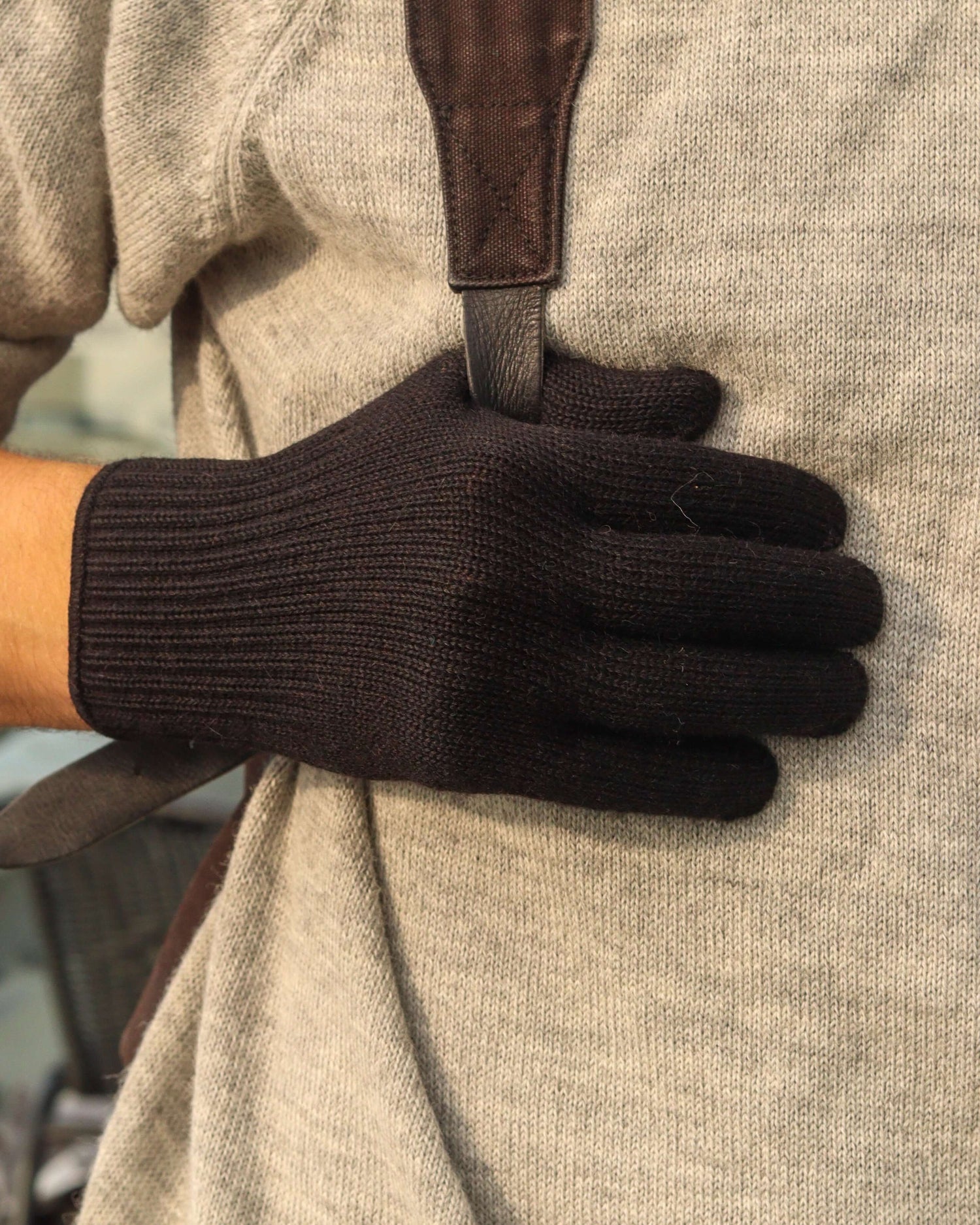 taival_alpakanvilla_sormikas_musta_tuotekuva