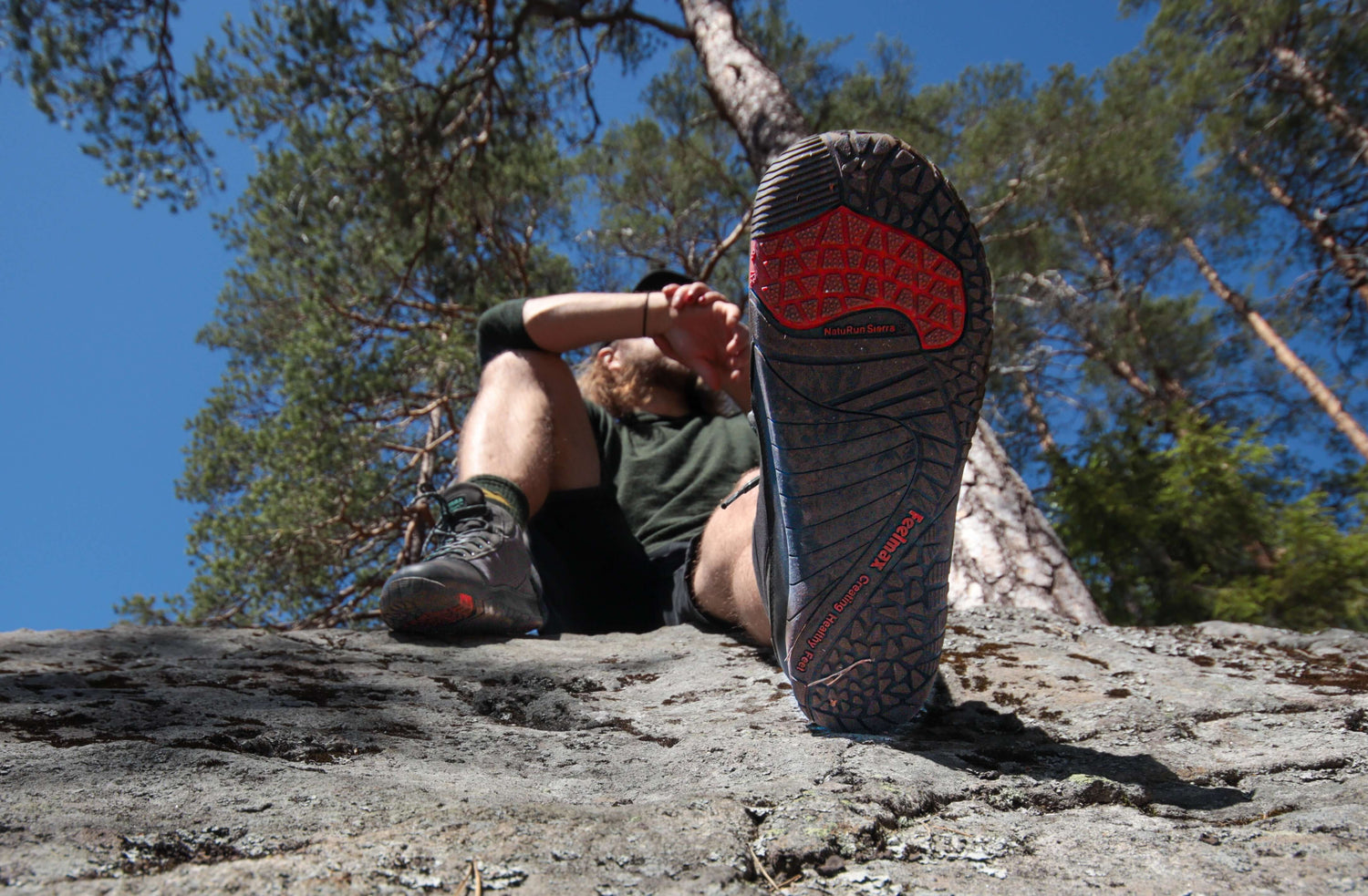 Feelmax Kuuva Trek2 -paljasjalkakengät retkeilijä kalliollapohja 