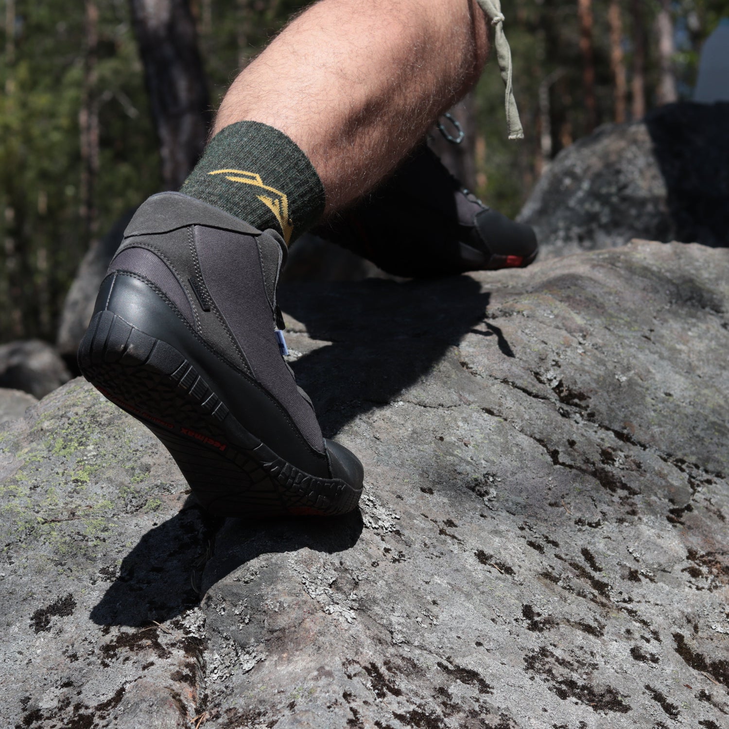 Polku alpacawool sock forestgreen yellow running with Feelmax