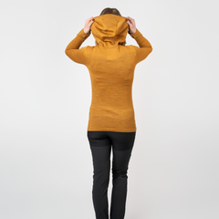 Vaeltaja alpakka huppari keltainen worn by a woman, photographed from behind