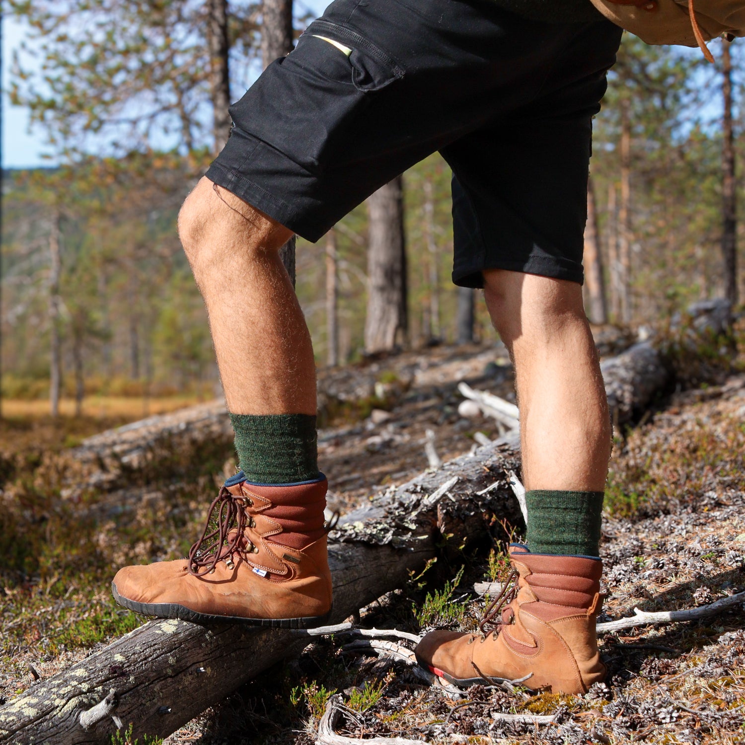 feelmax_kuuva6.1_paljasjalkakengat_ruskea_lahikuva_jalassa