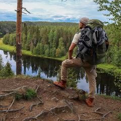 feelmax_kuuva6.1_paljasjalkakengat_ruskea_miehellä_jalassa