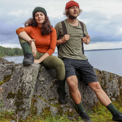 helle_alpakanvilla_vaellussukka_metsanvihrea_mies_ja_nainen_kalliolla