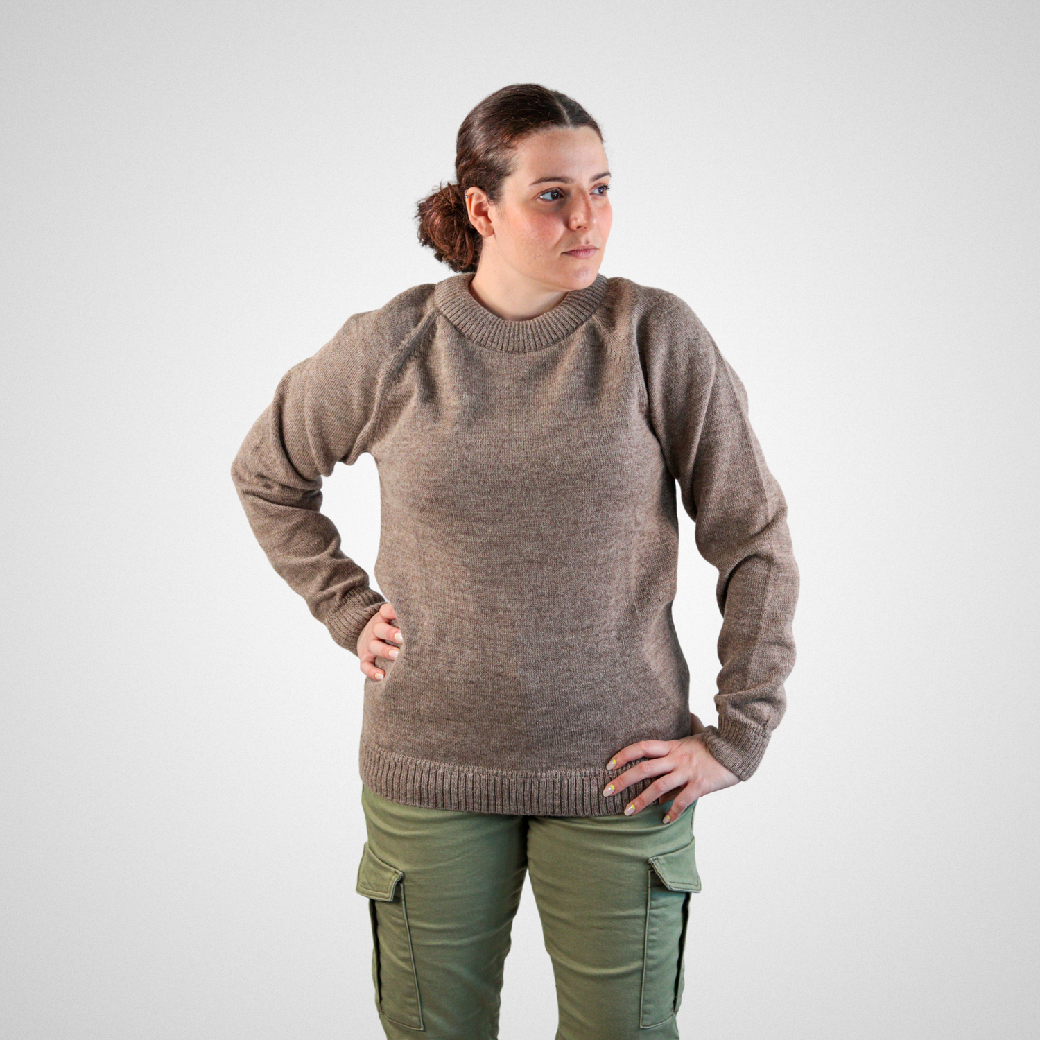 hurma_alpakanvilla_crew_neck_villapaita_kaarna_naisella_päällä