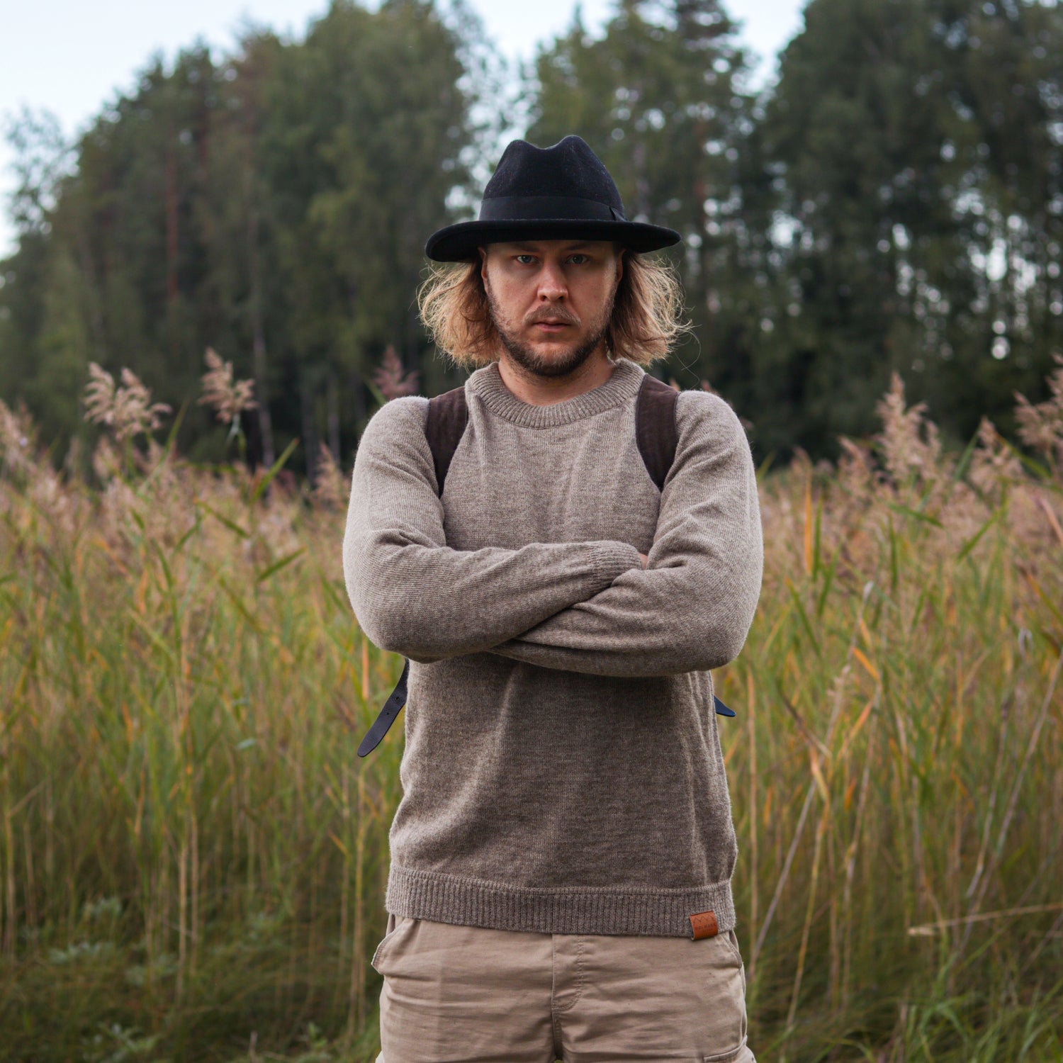 miehen_päällä_hurma_alpakanvilla_paita_kaislikko_taustalla