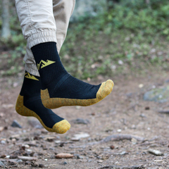 polku_alpakanvilla_vaellussukka_musta_keltainen_kesällä_ulkona