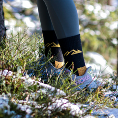 polku_alpakanvilla_vaellussukka_musta_keltainen_ulkona_talvi_lenkkarissa