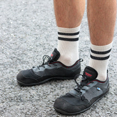 raita_alpakanvilla_urheilusukka_valkoinen_miehen_jaloissa