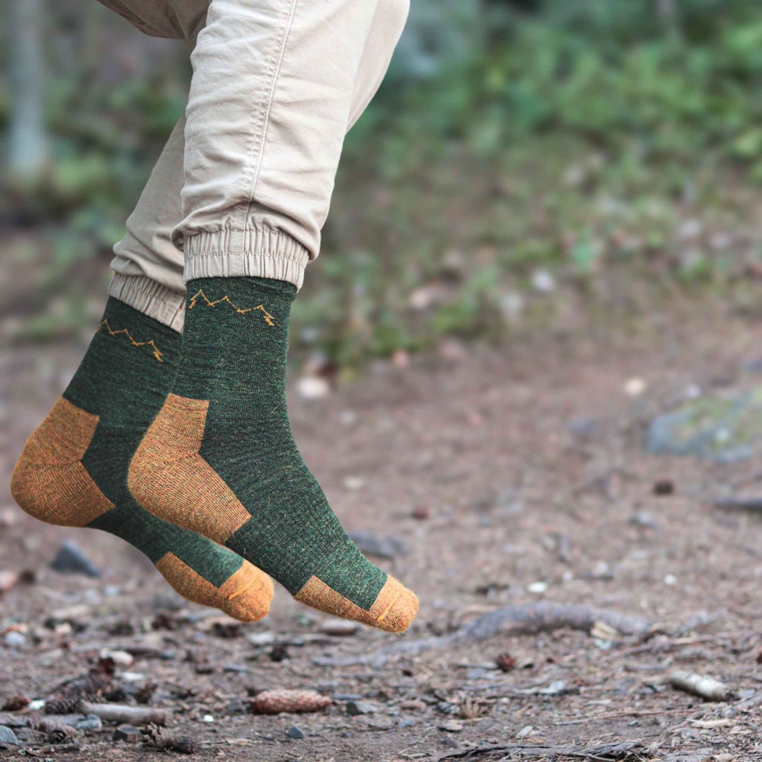 rakka_alpakanvilla_vaellussukka_metsanvihrea_keltainen_sivusta