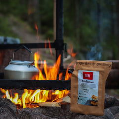 retkikahvi_tumma_paahto_kahwe_wolmark_nuotion_vieressä