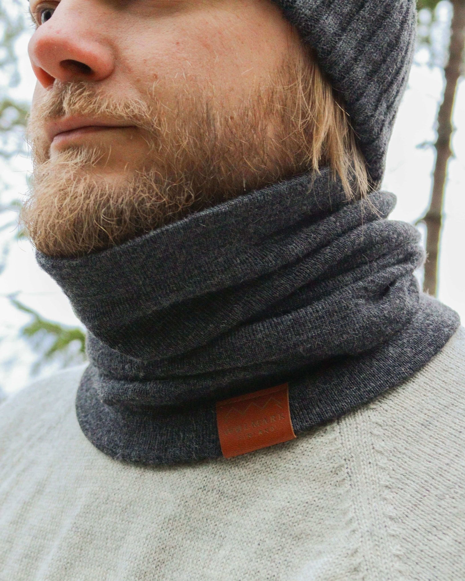 matas_alpakanvilla_tuubihuivi_grafiitti_miehellä