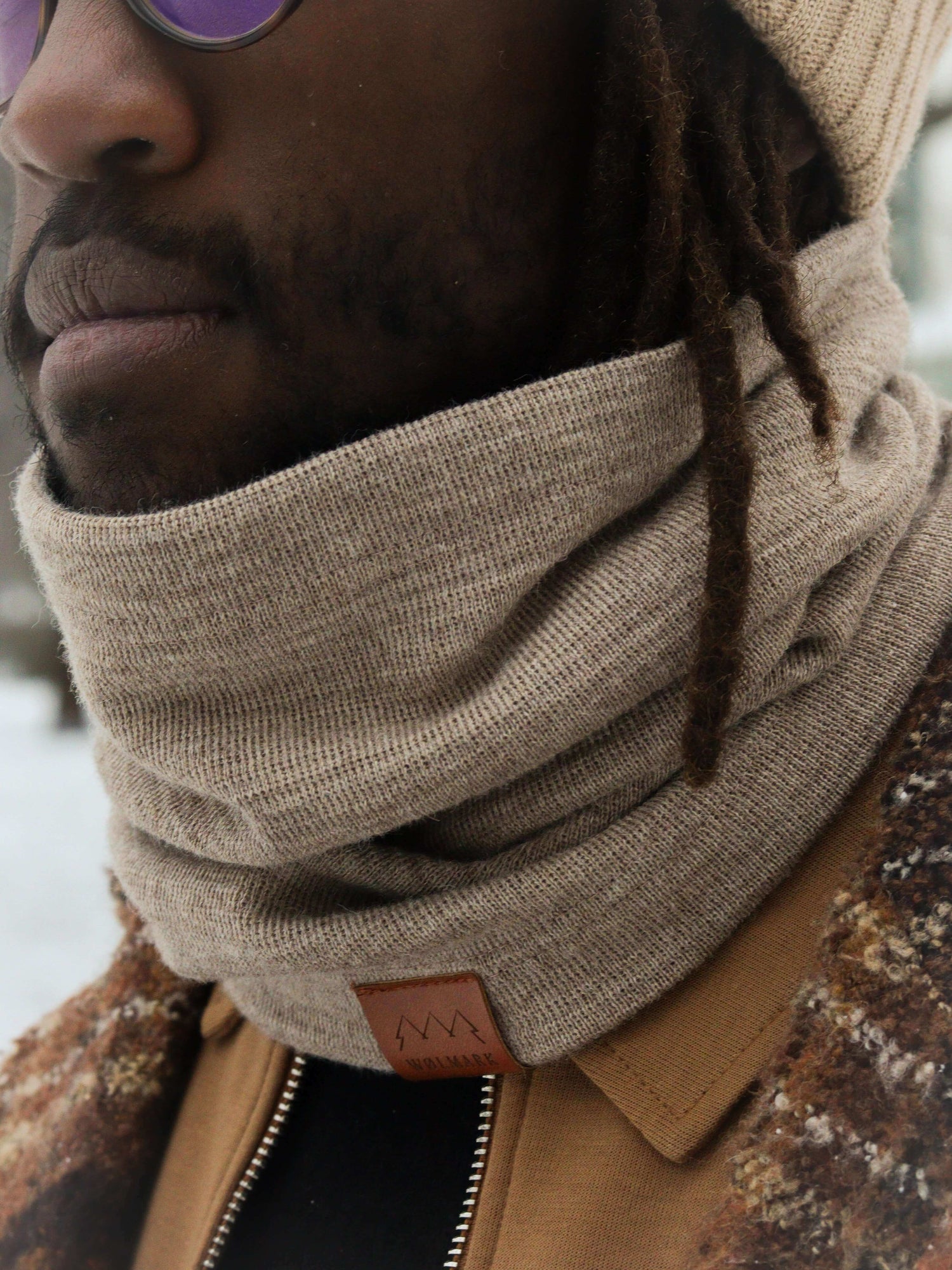 Mätäs alpakan villa maantienharmaa tuubihuivi miehellä