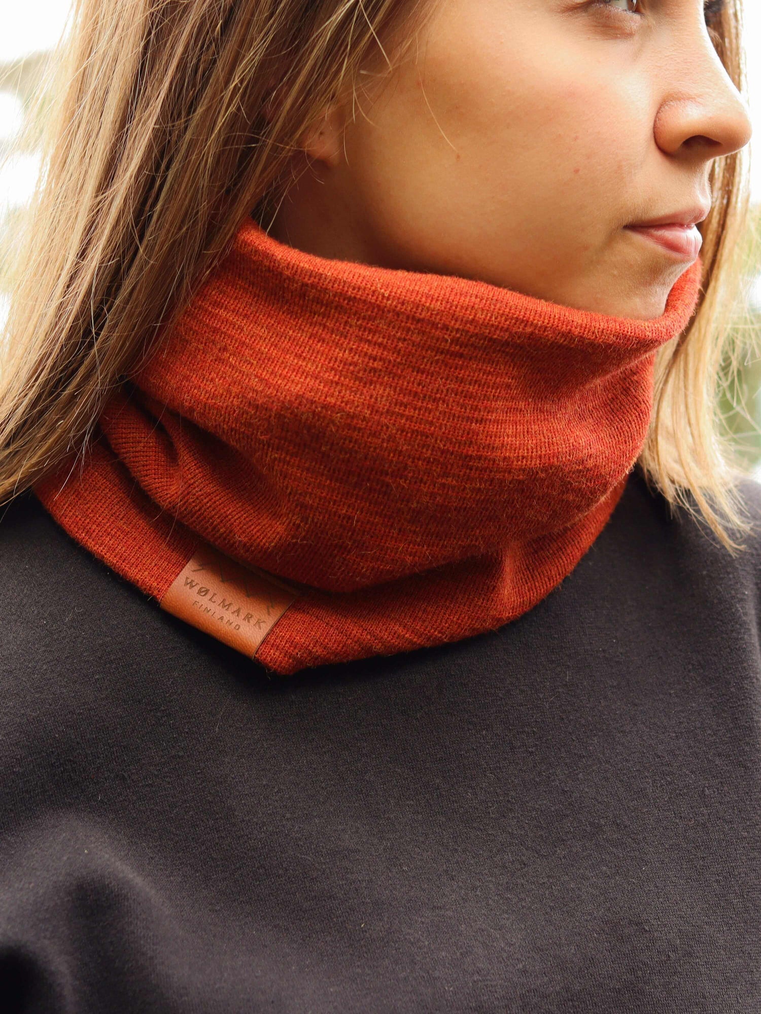 mätäs alpakan villa oranssi tuubihuivi naisella